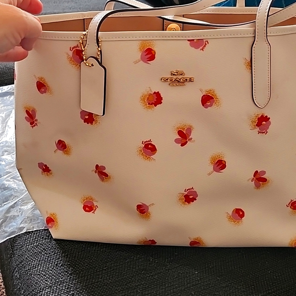Tote. Coach